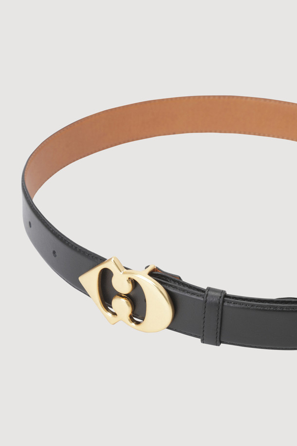 엠블럼 금속 버클 장식이 돋보이는 [Re-Order] Emblem Metal Leather Belt는 부드러운 소가죽 소재로 제작되어 편안한 착용감을 선사합니다. 블랙 컬러에 웨어러블한 디자인, 그리고 유연한 소재는 어떤 스타일에도 잘 어울립니다. 고급스러운 포장 패키지로 제공되어 선물용으로도 좋습니다.
