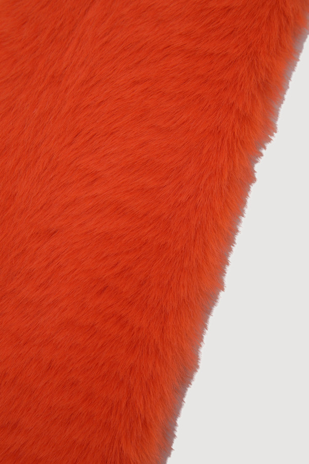 오렌지 컬러의 와펜 포인트 페이크 퍼 머플러입니다. 부드러운 촉감의 한 톤 페이크 퍼 소재로 제작되어 겨울철 데일리룩에 따뜻함과 캐주얼한 무드를 더해줍니다. 앞쪽에 와펜 장식으로 유니크한 포인트를 주어 밋밋함을 덜었습니다. 두꺼운 두께감으로 보온성을 높였으며 활용도가 높아 겨울철 필수 아이템으로 추천합니다.
