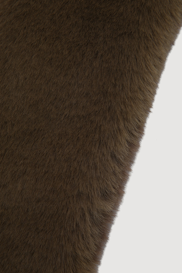 Wappen Point 페이크 퍼 머플러(멀티 컬러)는 가을과 겨울에 활용하기 좋은 데일리 머플러입니다. 캐주얼, 미니멀, 클래식 스타일 모두 소화 가능한 디자인으로, 다양한 룩에 매치하기 용이합니다. 멀티 컬러 페이크 퍼 소재에 와펜 장식이 더해져 포인트를 줍니다. 가을 나들이룩, 겨울 데일리룩 등 TPO에 맞춰 스타일링하여 보온성과 패션을 동시에 잡을 수 있습니다.
