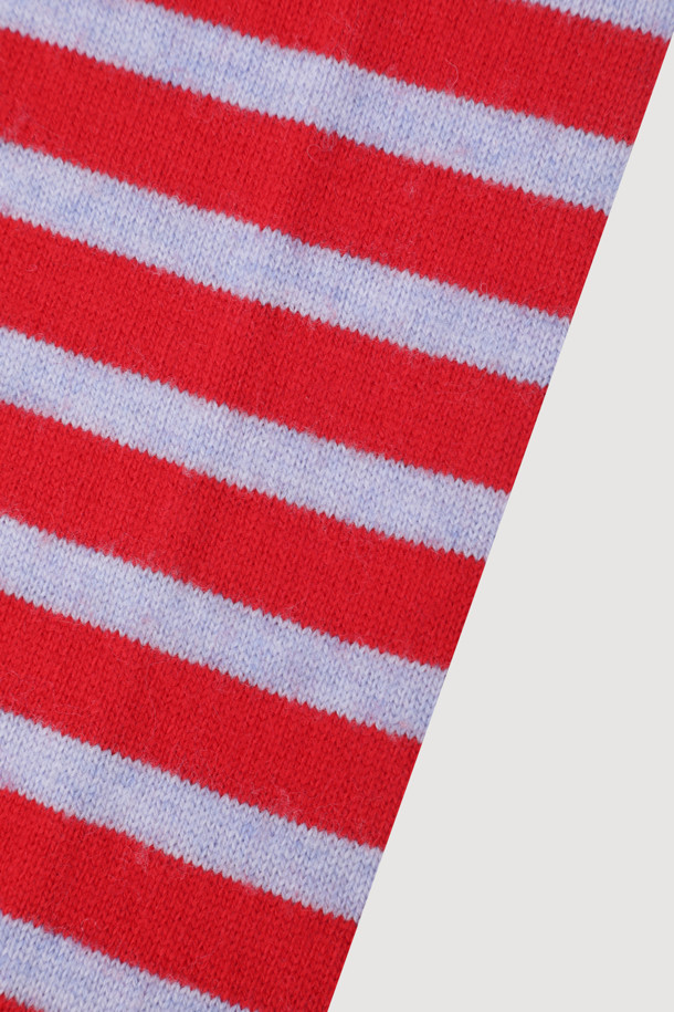 레드 컬러의 스트라이프 니트 머플러입니다. 울, 캐시미어, 나일론 혼방 소재로 제작되어 부드러운 촉감과 뛰어난 보온성을 제공합니다. 가을, 겨울철 일상에서 활용하기 좋은 베이직하고 캐주얼한 스타일의 머플러로, 다양한 스타일 연출이 가능합니다. 얇은 두께감으로 답답함 없이 착용할 수 있으며, 스트라이프 패턴이 포인트를 더합니다.
