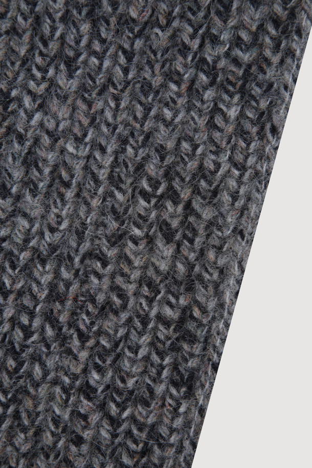 "Frill Knit 머플러(멜란지 그레이)"는 캐주얼과 클래식 스타일을 모두 아우르는 유니크한 디자인의 머플러입니다. 멜란지 그레이 컬러의 니트 소재로 제작되어 부드러운 촉감을 선사하며, 가을과 겨울에 따뜻하게 착용할 수 있습니다. 양 끝의 프릴 디테일과 언발란스한 조직감이 특징이며, MULINE 타입 원사를 사용하여 풍성한 볼륨감을 더했습니다. 모임룩에 포인트를 더할 수 있는 아이템입니다.
