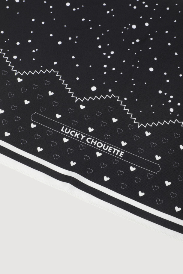 Color Line Lovely Dot 스카프는 여성용 패션 소품으로, 봄, 가을 계절에 활용하기 좋습니다. 블랙과 화이트 컬러, 얇은 두께의 스카프로, 클래식한 무드의 도트 & 기하학 패턴이 특징입니다. 라인 디테일이 더해져 세련된 느낌을 주는 아이템입니다.
