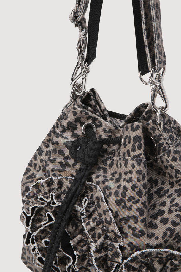 모티브 포인트 레오파드 복조리 백(베이지)은 캐주얼, 클래식, 로맨틱 스타일을 모두 아우르는 여성용 가방입니다. 코튼 트윌 소재로 제작되었으며, 레오파드 패턴과 프릴, 금속 장식이 포인트로 디자인되었습니다. 복조리형 디자인에 조임용 끈으로 간편하게 여닫을 수 있으며, 핸들 스트랩과 숄더 스트랩을 함께 제공하여 투웨이 연출이 가능합니다. 특히 꽃 셰입 디테일과 가벼운 착용감으로 데이트룩, 카페룩, 모임룩 등 다양한 TPO에 활용하기 좋습니다.
