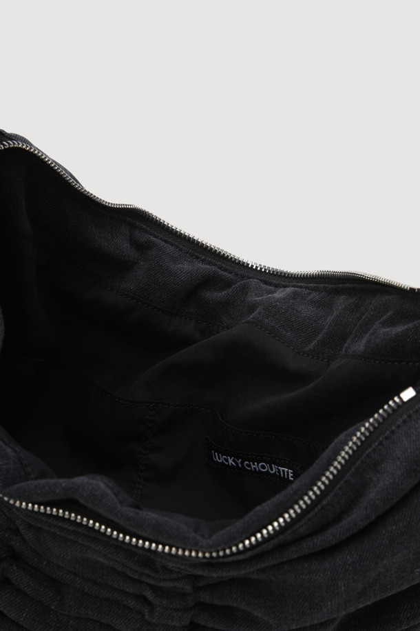 데님 워싱 토트백(블랙)은 캐주얼, 스트릿 스타일을 즐겨 입는 여성 고객을 위한 가방입니다. 고밀도 트윌 소재의 데님으로 제작되었으며, 셔링과 레터링 디자인으로 포인트를 더했습니다. 크로스백으로도 활용 가능한 투웨이(two-way) 디자인과 가벼운 무게(경량)로 일상생활에서 편리하게 사용할 수 있습니다. 블랙 컬러로 어떤 옷에도 잘 어울리며, 데님 소재 특유의 빈티지한 매력을 느낄 수 있습니다.
