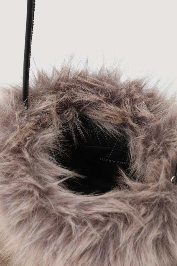 Fake Fox Bokjorie Bag(다크 베이지)는 부드러운 페이크 폭스 소재와 페이크 레더의 조화가 돋보이는 복조리형 가방입니다. 다크 베이지 컬러에 어깨끈 배색으로 포인트를 주어 캐주얼하면서도 클래식한 분위기를 연출합니다. 수납력이 뛰어나 실용적이며, 가벼운 착용감으로 편안하게 사용할 수 있습니다. 체인 엠블럼 장식이 디자인의 완성도를 높여줍니다. 조임용 끈으로 간편하게 여닫을 수 있으며, 일상에서 하이브리드 스마트 캐주얼 스타일을 연출하기에 좋습니다.
