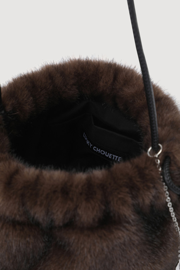 페이크 폭스 복조리 백(브라운)은 부드러운 페이크 폭스와 페이크 레더 소재로 제작되어 포근한 착용감을 선사합니다. 클래식하고 캐주얼한 스타일을 모두 아우르는 디자인으로, 어깨끈 페이크 레더 배색과 체인 엠블럼 장식이 돋보입니다. 넉넉한 수납공간과 조임용 끈 잠금 방식으로 실용성을 더했으며, 데이트룩이나 쇼핑룩 등 일상에서 활용하기 좋습니다. 미니멀한 스타일을 선호하는 여성분들께 추천하는 가볍고 편안한 가방입니다.
