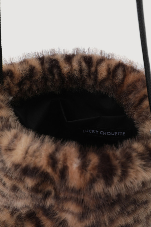 Fake Fox Bokjorie Bag(멀티 컬러)는 페이크 폭스, 페이크 밍크, 페이크 퍼, 페이크 레더 소재로 제작된 여성용 복조리백입니다. 레오파드 패턴과 체인 엠블럼 디자인이 특징이며, 수납력이 뛰어나 실용성을 더합니다. 가볍게 착용할 수 있으며 어깨끈 배색으로 포인트를 주어 유니크한 스타일을 연출합니다. 조임용 끈으로 간편하게 잠글 수 있으며, 캐주얼, 스마트 캐주얼, 클래식, 스트리트 등 다양한 스타일에 매치하여 일상에서 개성 있는 코디를 완성할 수 있습니다. 하이브리드 스타일과 스트리트 감성을 더하여 트렌디함을 놓치지 않았습니다.
