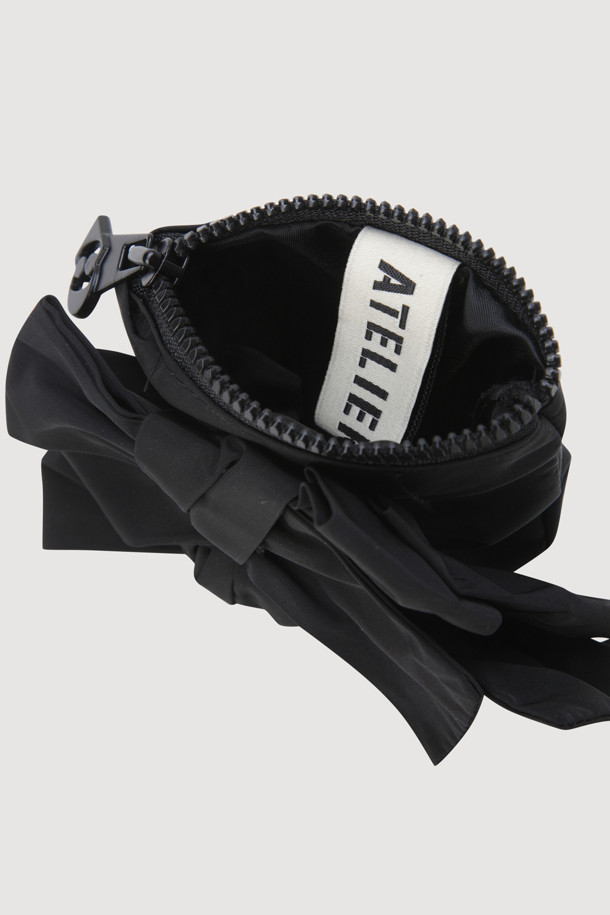 A-Pearl Chain(A-펄 체인) 미니 리본 백 (멀티 컬러)은 캐주얼, 클래식, 걸리시 스타일을 모두 아우르는 여성용 미니백입니다. 다양한 룩에 포인트를 더할 수 있는 아이템으로, 데이트룩과 모임룩에 특히 잘 어울립니다. 리본 장식과 진주, 체인 디테일이 돋보이며, 탈부착 가능한 스트랩으로 실용성을 더했습니다. 아틀리에 테이프 디테일이 섬세함을 더하고, 진주 체인 스트랩은 단독 액세서리로도 활용할 수 있어 활용도가 높습니다. 미니 사이즈로 가볍게 들고 다니기 좋으며, 멀티 컬러 배색으로 어떤 스타일에도 쉽게 매치할 수 있습니다.
