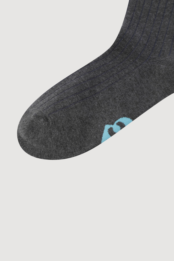 다크 그레이 컬러의 Ankle Ringle 골지 양말입니다. 면 소재로 제작되었으며, 발목 상단 링글 디테일과 바닥 엠블럼 자카드 디자인이 특징입니다. 일상 생활에서 편안하게 착용할 수 있는 아이템입니다.
