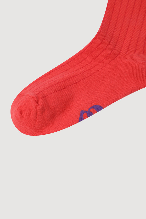 Ankle Ringle Ribbed Socks(red)는 면 소재로 제작된 남녀 공용 양말입니다. 발목 상단 링글 디테일과 바닥 엠블럼 자카드, 골지 패턴이 캐주얼한 스타일을 연출하며 사계절 내내 착용하기 좋습니다. 레드와 네이비 두 가지 컬러로 만나보세요.
