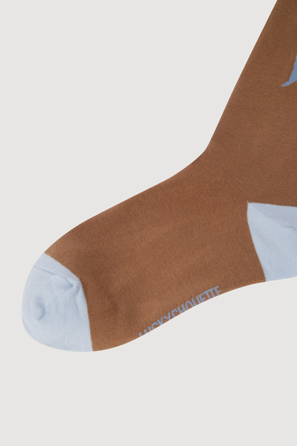 리본 포인트 삭스(브라운)는 면 소재로 제작되어 편안한 착용감을 선사합니다. 은은한 브라운 컬러에 리본 직조 포인트가 더해져 캐주얼하면서도 사랑스러운 분위기를 연출합니다. 앞뒤꿈치 배색 디자인으로 포인트를 더했으며, 동네 마실룩이나 산책룩에 매치하기 좋습니다. 미니멀한 스타일을 선호하는 분들께 추천하며, 일상에서 폭넓게 활용할 수 있습니다. 단품으로 구성되어 있습니다.
