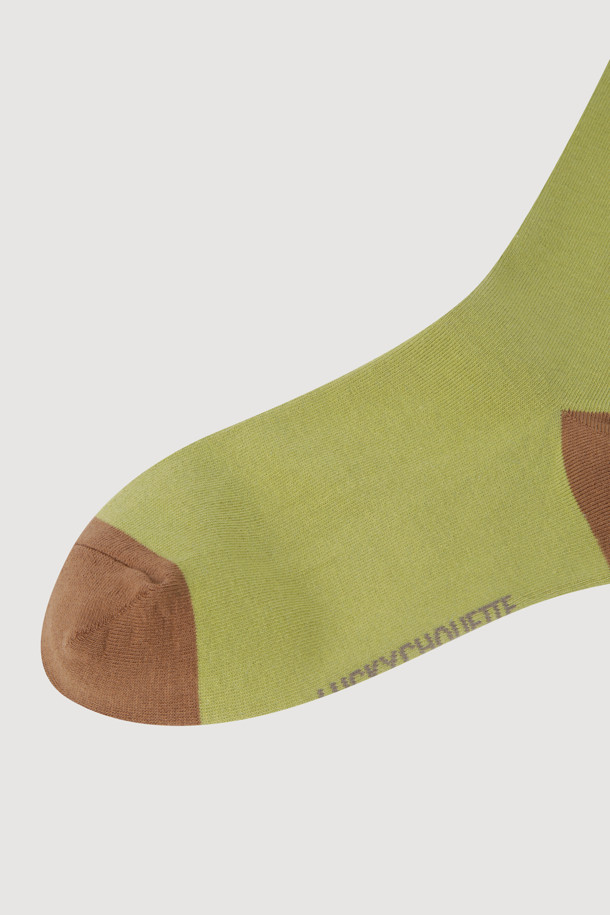 리본 포인트 삭스(올리브)는 올리브와 브라운 컬러 배색으로 포인트를 준 양말입니다. 면 소재로 제작되어 편안한 착용감을 선사하며, 앞, 뒤꿈치 부분의 컬러 배색이 돋보입니다. 리본 디자인으로 걸리시한 무드를 연출하며, 캐주얼, 미니멀 스타일에도 잘 어울립니다. 동네 마실룩, 산책룩 등 가벼운 일상에 매치하여 포인트를 더해보세요.
