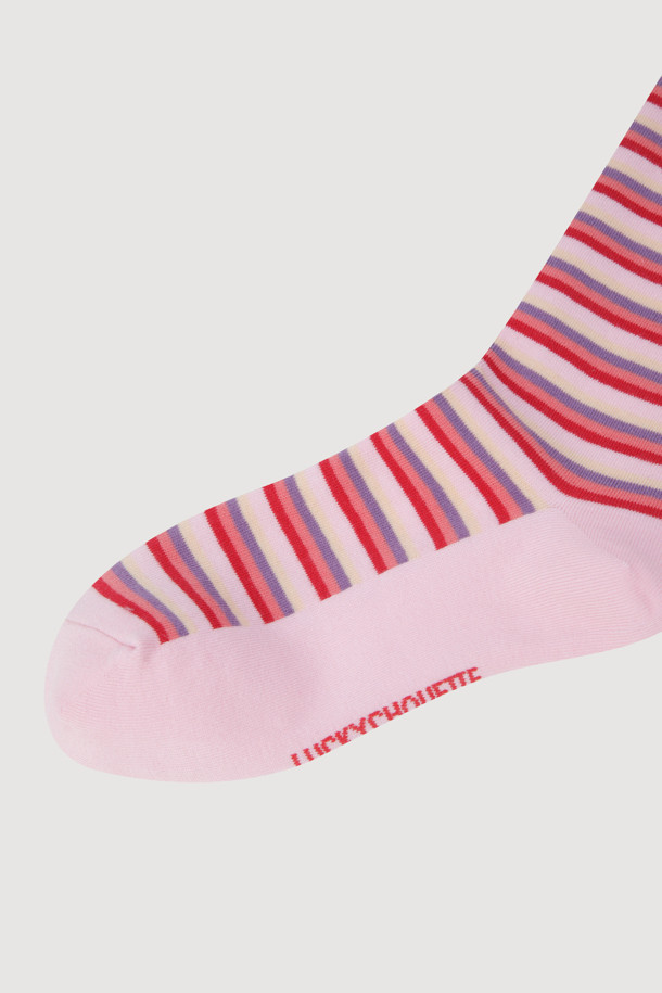 리본 포인트 삭스(pink)는 부드러운 코튼사 소재로 제작되어 편안한 착용감을 선사합니다. 핑크와 레드의 조화로운 컬러 배색, 그리고 사랑스러운 리본 직조 포인트가 돋보이는 여성 양말입니다. 캐주얼한 스타일로, 동네 마실룩이나 데이트룩에 매치하여 걸리시하고 로맨틱한 분위기를 연출할 수 있습니다. 스트라이프 패턴과 리본 디자인이 만나 발랄함을 더해주며, 일상 속 특별함을 더해줍니다.
