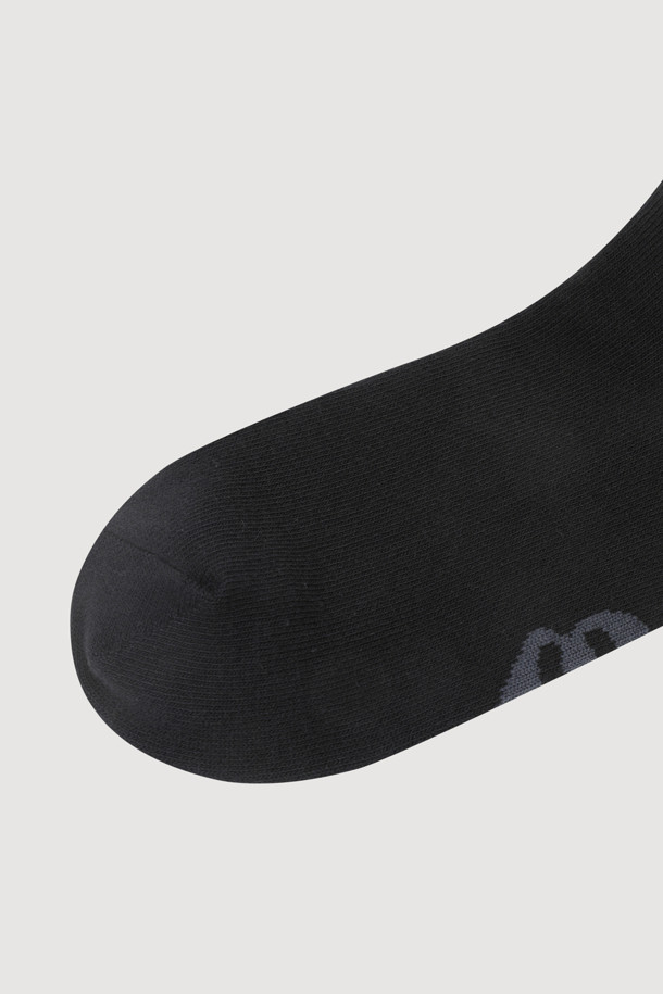 레터링 포인트 삭스(블랙)는 데일리룩에 활용하기 좋은 양말입니다. 발목 상단 레터링 포인트와 바닥 엠블럼 모티브 자카드 디테일이 특징이며, 캐주얼 및 미니멀 스타일을 연출하기 좋습니다. 면 소재로 제작되어 편안한 착용감을 선사하며, 동네 마실룩에 적합합니다. 블랙 컬러의 단품으로 제공됩니다.
