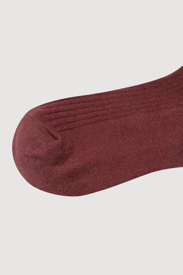 라벨 데코레이티드 메탈 삭스(브라운)는 골지 패턴에 메탈사 소재를 사용하여 독특한 질감을 선사합니다. 발목 상단 라벨 포인트 디테일이 돋보이며, 크리에이티브하고 유니크한 스타일을 연출합니다. 쇼핑룩과 카페룩에 매치하여 클래식, 미니멀, 캐주얼 무드를 완성할 수 있습니다. 데일리룩에 포인트를 더해 스마트 캐주얼 스타일을 연출해보세요. 
