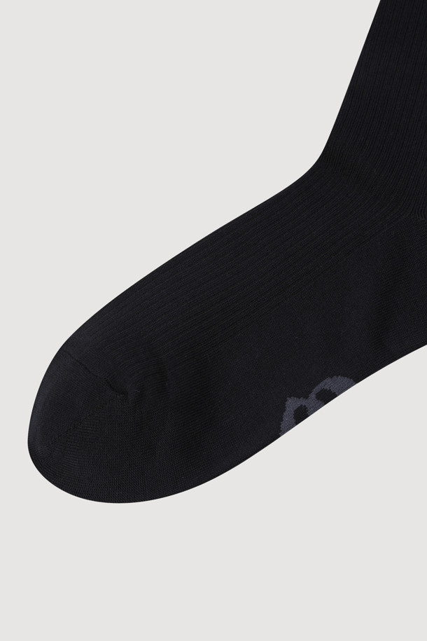 실켓 베이직 삭스(블랙)는 부드러운 터치감과 유연한 착용감을 선사하는 데일리 양말입니다. 실켓 소재로 제작되어 편안한 착용감을 제공하며, 사계절 내내 활용하기 좋습니다. 엠블럼 자카드 패턴으로 포인트를 주어 미니멀, 캐주얼, 클래식 등 다양한 스타일에 매치하기 용이합니다. 남녀 공용으로 착용 가능하며, 단품으로 판매됩니다. 일상생활에서 편안하게 즐겨 입을 수 있는 기본 아이템입니다.
