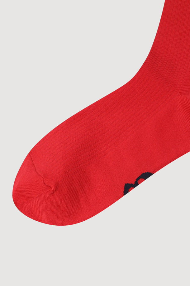 실켓 베이직 삭스(레드)는 부드러운 촉감의 실켓 소재로 제작되어 편안한 착용감을 선사합니다. 사계절 내내 활용 가능한 얇은 두께감으로, 일상 속 데일리 아이템으로 제격입니다. 베이직한 디자인에 자카드 및 엠블럼 패턴이 더해져 미니멀, 캐주얼, 클래식 스타일 모두 소화 가능합니다. 남녀 공용으로, 어떤 옷차림에도 자연스럽게 어울립니다.
