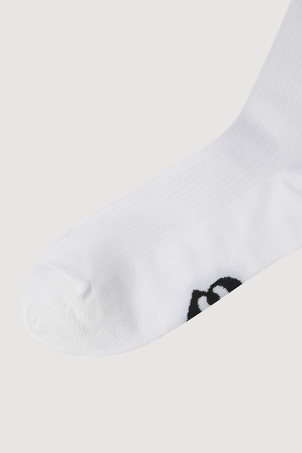 실켓 베이직 삭스(화이트)는 부드러운 실켓 소재로 제작되어 편안한 착용감을 선사하는 양말입니다. 자카드 패턴과 엠블럼 모티브 디자인 장식으로 포인트를 주었으며, 사계절 내내 활용 가능한 데일리 아이템입니다. 캐주얼, 미니멀, 클래식 스타일 모두 소화 가능하여 동네 마실룩이나 집콕룩에 매치하기 좋습니다. 남녀 공용으로 착용할 수 있는 실용적인 디자인의 양말입니다.
