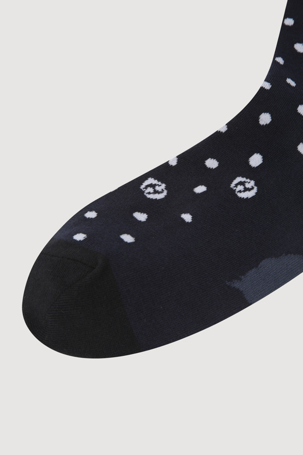 네이비 컬러의 Dot Socks입니다. 면 소재로 제작되어 부드러운 촉감을 선사하며, 일상생활에서 편안하게 착용할 수 있습니다. 발바닥 부분에는 슈에뜨 모티브 자카드 디테일이, 전반적으로는 도트와 엠블럼 믹스 패턴이 적용되어 캐주얼한 스타일을 연출합니다.
