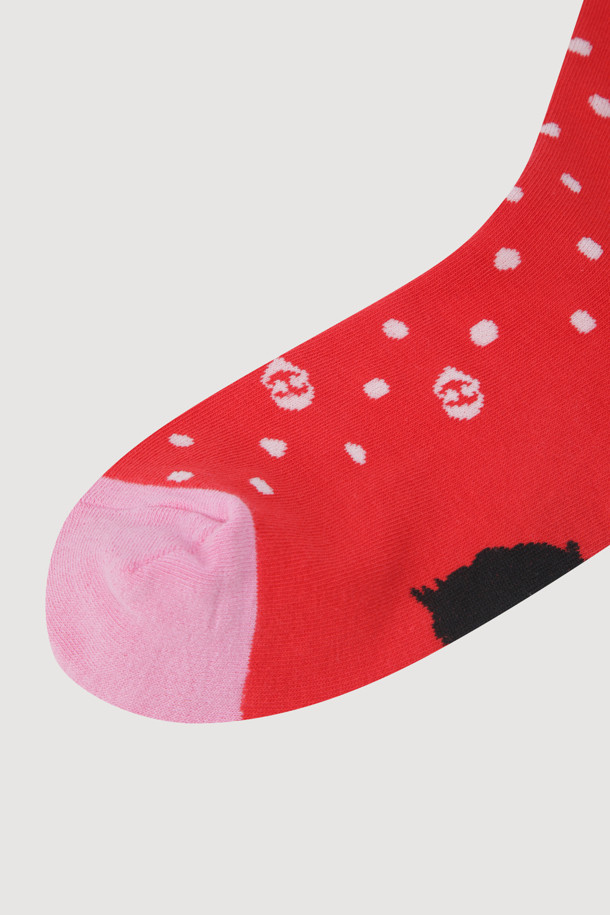 Dot Socks(red)는 면 소재로 제작되어 편안한 착용감을 선사하는 캐주얼 양말입니다. 엠블럼과 도트 패턴이 믹스되어 발랄한 포인트를 더하며, 레드와 핑크 컬러로 다채로운 스타일 연출이 가능합니다. 바닥에는 슈에뜨 모티브 자카드 디테일이 더해져 섬세함을 엿볼 수 있습니다.
