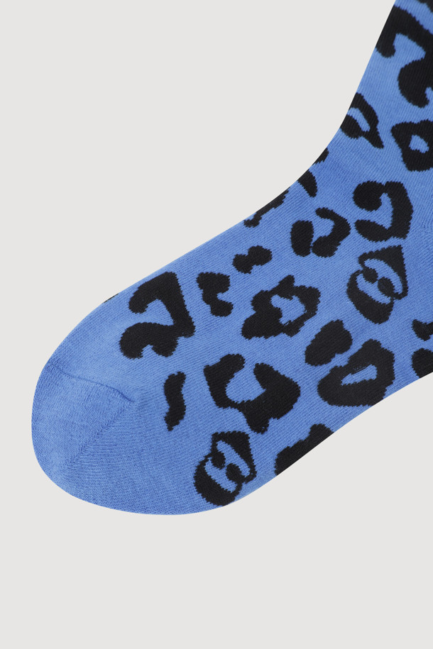 레오파드 삭스(블루)는 캐주얼한 스타일의 남녀 공용 양말입니다. 면 소재로 제작되어 부드러운 촉감을 제공하며, 사계절 내내 착용하기 좋습니다. 레오파드 패턴과 블루 컬러의 조화가 돋보이며, 엠블럼 디테일과 포인트 디자인으로 포인트를 더했습니다. 동네 마실룩, 산책룩 등 편안한 스타일에 매치하여 미니멀하고 클래식한 무드를 연출해보세요. 유연한 착용감으로 활동성을 높였습니다.
