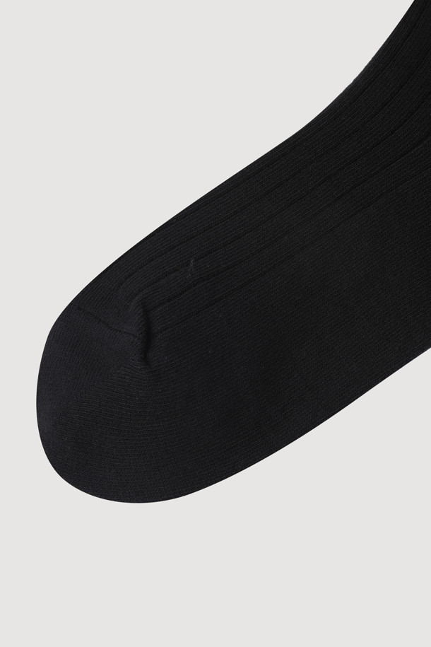 리본 포인트 골지 양말(블랙)은 부드러운 면 소재로 제작되어 편안한 착용감을 선사합니다. 일상복은 물론, 집콕룩으로도 활용하기 좋은 아이템입니다. 걸리시, 캐주얼, 미니멀 스타일을 즐겨 입는 여성분들께 추천합니다. 발목 부분의 리본 디테일이 사랑스러운 포인트를 더합니다. 블랙 컬러의 골지 양말로 어떤 스타일에도 매치하여 세련된 룩을 연출해보세요.
