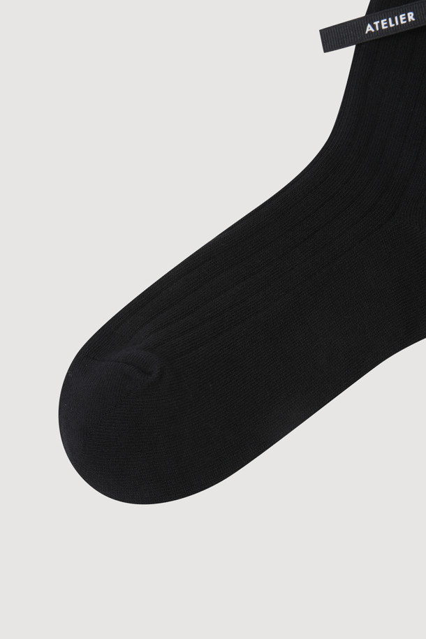 A-플라워 모티브 삭스(블랙)는 데이트룩, 카페룩에 어울리는 양말입니다. 면 소재로 제작되어 부드러운 촉감을 선사하며, 플라워 모티브 니트 테이프로 포인트를 더했습니다. 유니크 클래식, 스마트 캐주얼, 하이브리드 스타일을 연출하기에 좋으며, 골지 패턴으로 디자인되었습니다. 일상복에 센스 있는 포인트를 더할 수 있는 아이템입니다.
