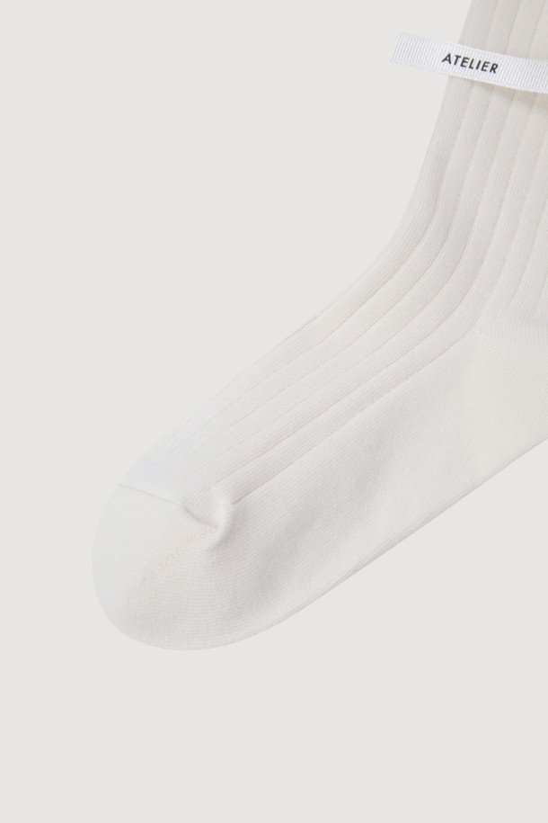 A-플라워 모티브 삭스(아이보리)는 부드러운 면 소재로 제작되어 편안한 착용감을 선사합니다. 플라워 패턴과 골지 디자인, 그리고 리본과 니트 테이프 디테일이 돋보이는 포인트 양말입니다. 얇은 두께감으로 사계절 내내 활용 가능하며, 캐주얼, 클래식, 미니멀 스타일 모두에 매치하기 좋습니다. 산책룩, 동네 마실룩, 집콕룩 등 다양한 TPO에 맞춰 활용해보세요. 아이보리 컬러로 어떤 룩에도 은은하게 포인트를 더해줍니다.
