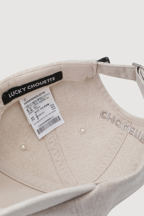 레터링 포인트 워싱 볼 캡(라이트 베이지)은 캐주얼하고 빈티지한 스타일을 연출하기 좋은 볼캡입니다. 부드러운 면 소재로 제작되어 편안한 착용감을 선사하며, 봄, 여름, 가을 시즌에 활용하기 좋습니다. 앞면의 럭키 레터링 자수 포인트와 워싱 디테일이 돋보이며, 후면의 버클을 통해 사이즈 조절이 가능합니다. 동네 마실룩, 산책룩, 봄 소풍룩 등 다양한 TPO에 활용하여 미니멀하면서도 개성 있는 스타일을 완성해보세요. 일반적인 챙 넓이와 모자 깊이로 부담 없이 착용할 수 있습니다.
