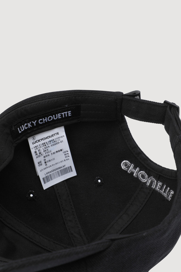 레터링 포인트 워싱 볼캡(블랙)은 캐주얼과 미니멀 스타일을 선호하는 분들을 위한 모자입니다. 부드러운 면 소재로 제작되어 편안한 착용감을 제공하며, 워싱 기법으로 자연스러운 빈티지 무드를 연출합니다. 챙 넓이와 모자 깊이는 일반적인 형태로, 다양한 스타일과 잘 어울립니다. 전면의 레터링 자수 포인트가 돋보이며, 후면 버클을 통해 사이즈 조절이 가능하여 누구나 편안하게 착용할 수 있습니다. 동네 마실룩, 산책룩, 봄 소풍룩에 안성맞춤인 아이템입니다.
