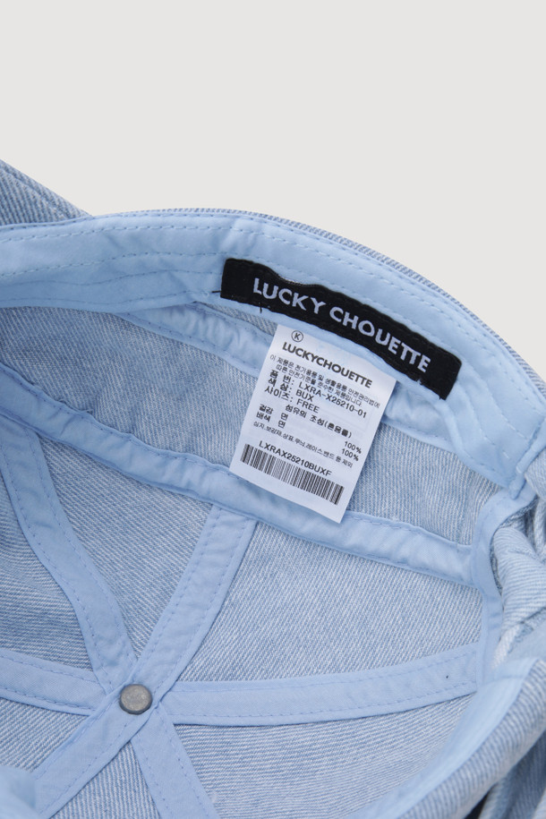 블루 컬러의 백 스트랩 포인트 데님 볼캡입니다. 데님 소재로 제작되어 캐주얼하고 스트릿한 스타일을 연출하기 좋습니다. 앞면 럭키 레터링 자수와 양 사이드 셔링 디테일이 디자인 포인트입니다. 뒷면 버클로 사이즈 조절이 가능하며, 끈으로 묶어 다양한 스타일을 낼 수 있습니다. 동네 마실룩, 산책룩, 봄 소풍룩에 매치하여 개성 있는 스타일을 완성해보세요.
