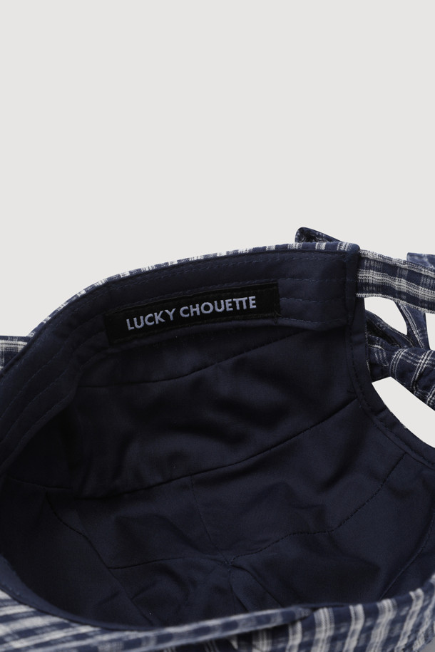 백 스트랩 포인트 데님 볼캡(멀티 컬러)은 캐주얼 및 스트리트 스타일을 즐기는 분들을 위한 모자입니다. 봄, 여름, 가을 계절에 착용하기 좋으며, 데님 소재와 멀티 컬러 체크 패턴으로 디자인되었습니다. 양 사이드 셔링 디테일과 앞면 레터링 자수, 뒷면 버클 사이즈 조절 및 끈 장식이 특징입니다. 일상생활에서의 동네 마실룩에 포인트를 더해줄 아이템입니다.
