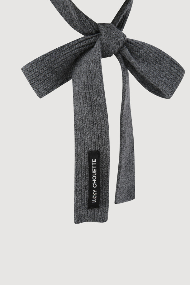 멜란지 그레이 컬러의 [Re-Order] 프릴 포인트 니트 발라클라바입니다. 부드러운 니트 소재로 제작되어 가을, 겨울철 따뜻하게 착용할 수 있습니다. 깊은 모자 깊이와 귀까지 덮는 디자인으로 보온성을 높였으며, 프릴과 리본 디테일이 여성스러운 포인트를 더합니다. 캐주얼, 미니멀, 클래식 스타일 모두에 잘 어울리는 활용도 높은 아이템입니다.
