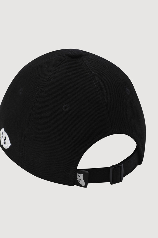 [Re-Order] 레터링 자수 볼캡은 일상, 산책룩, 여행룩 등 다양한 TPO에 활용 가능한 볼캡입니다. 캐주얼, 미니멀, 클래식 스타일을 즐겨 입는 분들께 추천하며, 부드러운 촉감의 면 소재로 제작되어 편안한 착용감을 선사합니다. 모자 앞면에는 레터링 자수가, 측면에는 엠블럼 자수가 놓여 세련된 디자인을 완성합니다. 고밀도 10수 트윌 소재를 사용하여 튼튼하며, 후면 사이즈 조절 버클로 편리하게 핏을 조절할 수 있습니다. 블랙 색상으로 어떤 스타일에도 쉽게 매치할 수 있는 데일리 아이템입니다.
