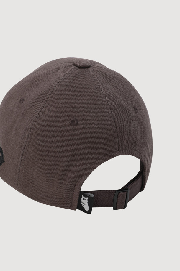 [Re-Order] 레터링 자수 볼캡은 데일리룩에 포인트를 더하는 모자입니다. 부드러운 촉감의 고밀도 10수 트윌 면 소재로 제작되어 편안한 착용감을 제공합니다. 앞면 레터링 자수와 측면 엠블럼 자수, 후면 꼬마 라벨 디테일이 돋보이며, 후면 사이즈 조절 버클로 핏을 조절할 수 있습니다. 봄, 여름, 가을 계절에 산책룩, 여행룩, 캐주얼, 미니멀, 클래식 스타일 등 다양한 스타일에 활용하기 좋습니다. 브라운 컬러로 어떤 룩에도 자연스럽게 매치됩니다.
