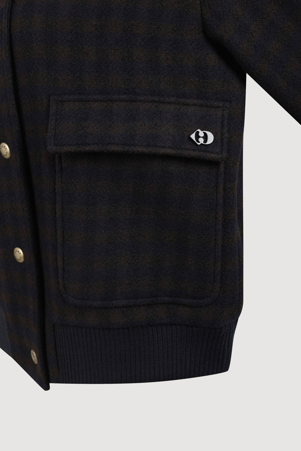 세련된 블랙 컬러의 체크 블루종 하프 코트입니다. 가을, 겨울 시즌에 어울리는 캐주얼 스타일로, 일상에서의 편안함을 추구하는 여성분들께 추천합니다. 큼직한 칼라와 패치 포켓, 리브 소맷단 및 밑단 디테일이 돋보이며, 스냅 버튼 여밈 방식으로 간편하게 착용할 수 있습니다. 레귤러 핏에 하프 기장으로, 가을 나들이룩, 겨울 데일리룩, 데이트룩 등 다양한 TPO에 맞춰 클래식하고 미니멀한 스타일을 연출해보세요.
