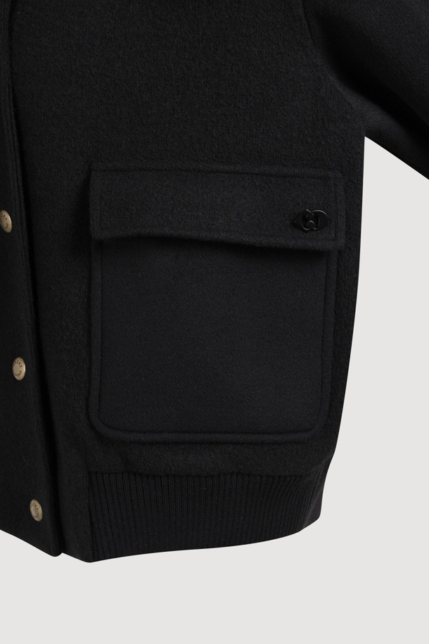 블랙 컬러의 와이드 칼라 하프 코트입니다. 울과 캐시미어 소재로 제작되어 부드러운 촉감을 선사하며, 두꺼운 두께감으로 가을, 겨울 시즌에 따뜻하게 착용할 수 있습니다. 레귤러핏으로 제작되었으며, 스냅 버튼 여밈 방식에 플랩 포켓과 리브 짜임 밑단 디테일이 돋보입니다. 클래식하고 미니멀한 디자인으로 출근룩, 겨울 데일리룩, 오피스룩 등 다양한 TPO에 활용하기 좋습니다. 와이드 칼라 디자인이 시크한 스타일을 연출합니다.
