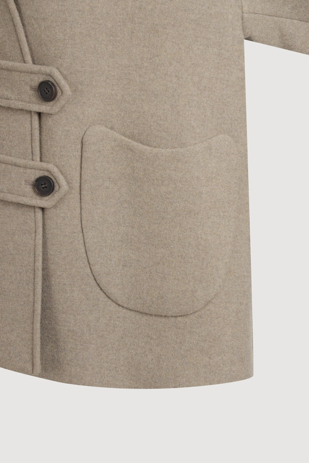 후드 스트랩 포인트 하프 코트는 부드러운 울과 캐시미어 혼방 소재로 제작되어 가을, 겨울 시즌 따뜻하게 착용할 수 있는 여성용 코트입니다. 베이지 컬러의 무지 디자인으로, 캐주얼, 클래식, 미니멀한 스타일 모두 소화 가능하며 일상, 산책, 카페 등 다양한 TPO에 활용할 수 있습니다. 오버핏의 하프 기장으로 편안한 착용감을 선사하며, 와이드 후드, 비죠 장식, 아웃포켓 디테일이 특징입니다. 버튼 여밈 방식과 긴 소매 기장으로 보온성을 높였으며, 부드러운 촉감으로 편안하게 즐길 수 있습니다.
