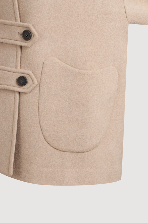 후드 스트랩 포인트 하프 코트는 가을, 겨울 시즌에 어울리는 캐주얼 스타일의 오버핏 코트입니다. 부드러운 울과 캐시미어 혼방 소재로 제작되어 뛰어난 촉감을 자랑하며, 비죠 여밈 방식과 아웃포켓 디테일이 돋보입니다. 와이드 후드가 적용되어 편안함과 스타일리시함을 동시에 잡았으며, 하프 기장으로 활동성을 높였습니다. 일상, 산책, 동네 마실룩 등 다양한 TPO에 활용 가능하며, 미니멀하고 클래식한 스타일을 연출하기 좋습니다. 베이지 색상으로 어떤 옷에도 쉽게 매치할 수 있어 활용도가 높습니다.
