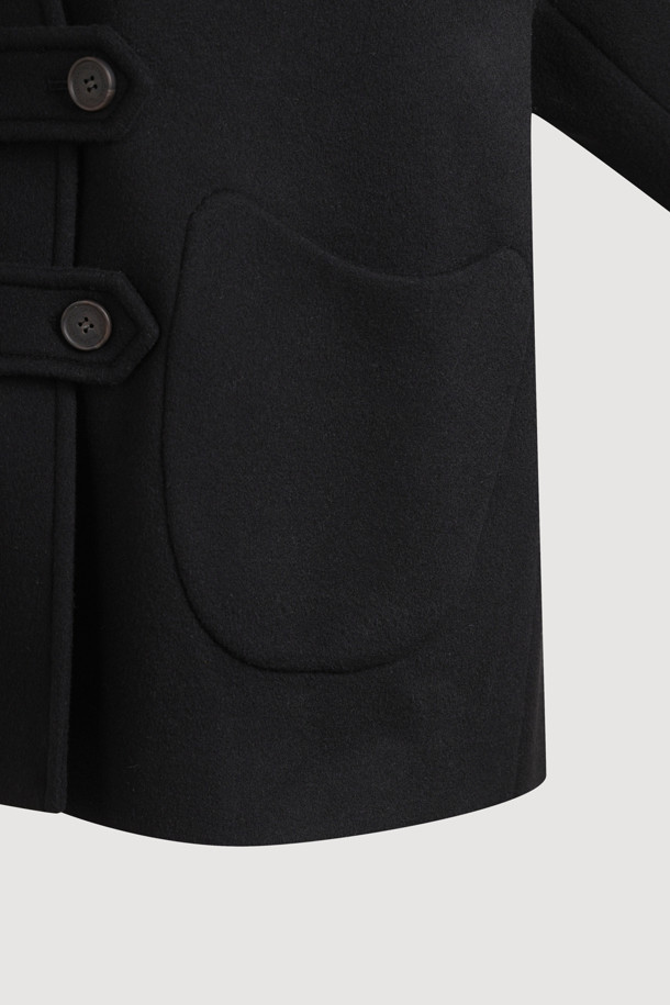 후드 스트랩 포인트 하프 코트는 부드러운 울과 캐시미어 혼방 소재로 제작되어 가을, 겨울 시즌에 착용하기 좋은 여성용 코트입니다. 캐주얼하고 미니멀한 스타일을 연출하며, 무지 패턴의 블랙 컬러로 어떤 룩에도 쉽게 매치할 수 있습니다. 오버핏 디자인에 와이드 후드, 비죠 장식 여밈, 양옆 아웃포켓 디테일이 더해져 실용성과 디자인을 모두 갖췄습니다. 하프 기장의 넉넉한 핏으로 겨울 데일리룩, 쇼핑룩, 카페룩 등 다양한 TPO에 활용할 수 있으며, 클래식한 무드까지 더했습니다.
