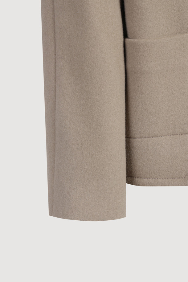 베이직한 디자인과 부드러운 촉감이 돋보이는 울 하프 코트입니다. 가을, 겨울 시즌 여성 의류로, 미니멀하고 시크한 스타일을 연출하기 좋습니다. 레귤러핏으로 제작되었으며, 하프 기장과 긴 소매가 특징입니다. 가슴 포켓과 사이드 포켓이 있어 실용성을 더했으며, 버튼 여밈 방식으로 편안하게 착용할 수 있습니다. 겨울 데일리룩, 출근룩, 오피스룩 등 다양한 TPO에 활용하여 클래식한 분위기를 완성해보세요.
