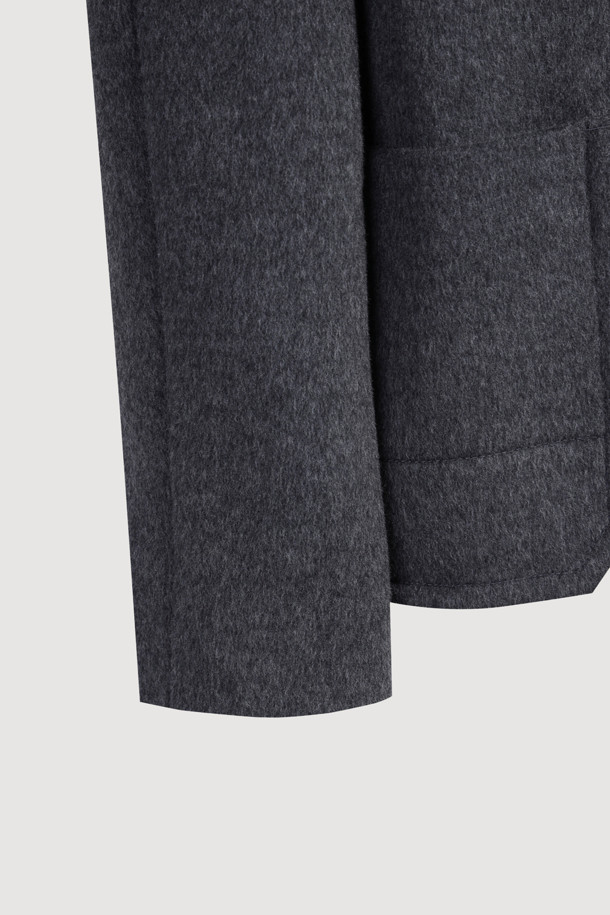 울 하프 코트는 여성용 아우터로, 가을과 겨울에 착용하기 좋은 두꺼운 울 소재의 하프 코트입니다. 미니멀하고 베이직한 스타일로, 톤 다운된 그레이 컬러와 무지 디자인이 특징입니다. 긴소매에 레귤러핏으로 제작되었으며, 버튼 여밈 방식과 가슴 및 사이드 포켓 디테일이 돋보입니다. 출근룩, 겨울 데일리룩, 오피스룩 등 다양한 TPO에 활용 가능한 클래식, 미니멀, 시크 스타일의 코트입니다.
