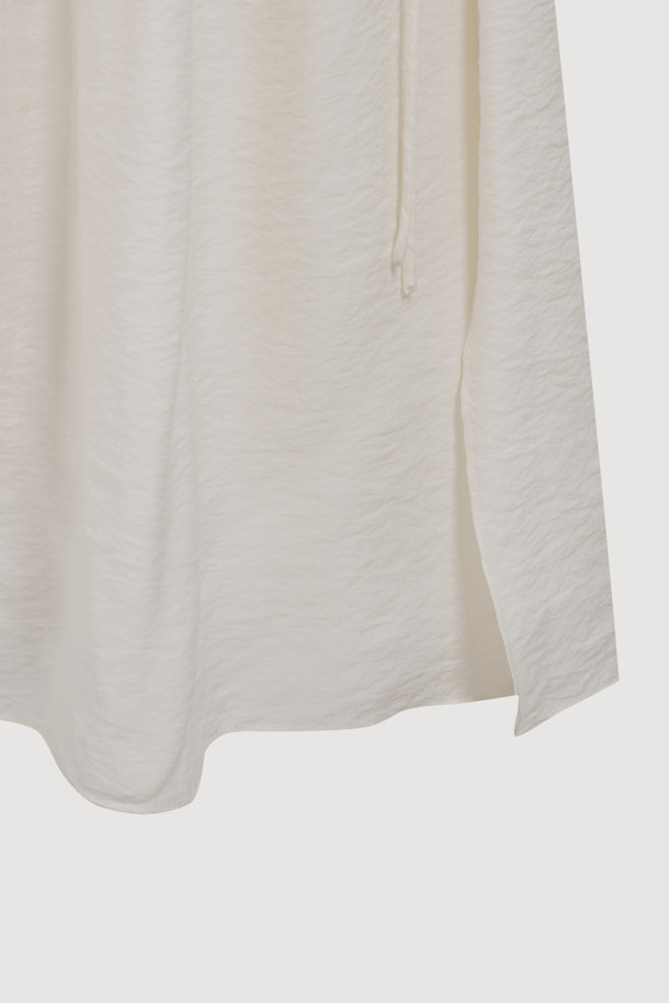 프릴 민소매 드레스는 우아하고 페미닌한 무드를 연출하는 여성용 슬리브리스 드레스입니다. 화이트 컬러의 맥시 기장 플리츠 스커트 디자인으로, 데이트룩, 카페룩, 휴가룩 등 다양한 TPO에 활용하기 좋습니다. 스퀘어넥 라인과 조절 가능한 어깨 스트랩, 밑단 슬릿 디테일이 특징이며, 사이드 지퍼로 편안하게 착용할 수 있습니다. 클래식, 미니멀, 로맨틱 스타일을 모두 아우르며, 프릴 디테일이 여성스러운 매력을 더합니다. 봄, 여름 시즌에 어울리는 아이템입니다.
