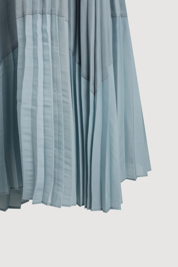 플리츠 민소매 원피스는 페미닌한 무드를 연출하는 여성 의류입니다. 산뜻한 민트 컬러가 돋보이며, 브이넥 디자인과 어깨 스트랩 조절 기능으로 편안하게 착용할 수 있습니다. 플레어 치마 타입과 플리츠 디테일이 더해져 여성스러운 실루엣을 강조하며, 사이드 지퍼로 간편하게 탈착 가능합니다. 데이트룩, 카페룩, 여행룩 등 다양한 TPO에 활용 가능하며, 클래식하고 미니멀한 스타일을 연출하기 좋습니다.
