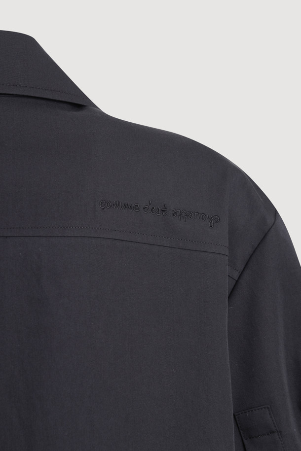 프릴 포인트 드레스 (라이트 블랙)는 우아한 스타일을 연출하는 여성용 원피스입니다. 봄, 여름에 어울리는 A라인 핏과 하프 소매 기장으로 시원하고 편안하게 착용할 수 있습니다. 스탠드 칼라와 버튼 여밈, 프릴 디테일이 더해져 로맨틱하고 클래식한 분위기를 자아냅니다. 데이트룩, 카페룩, 모임룩 등 다양한 TPO에 활용하기 좋으며, 루즈핏으로 편안한 착용감을 선사합니다. 라이트 블랙 컬러의 무지 패턴으로 어떤 스타일에도 쉽게 매치할 수 있습니다.
