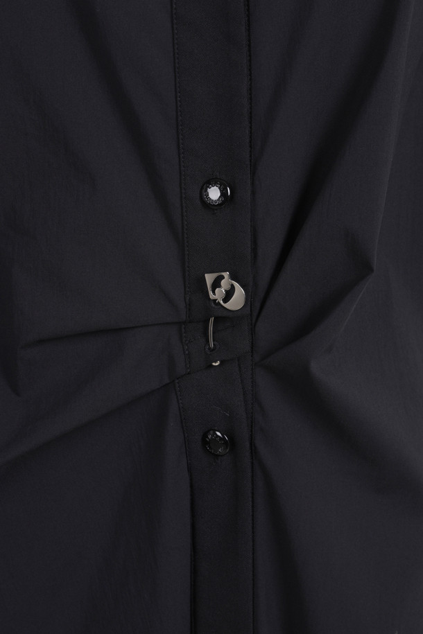 하프 슬리브 셔츠 원피스는 미니멀하고 베이직한 스타일의 여성용 원피스입니다. 봄, 여름 계절에 어울리며, 블랙 컬러의 무지 디자인으로 제작되었습니다. 셔츠 칼라와 반소매 기장으로 단정함을 더하고, 루즈핏과 A라인 치마핏으로 편안한 착용감을 선사합니다. 중앙 플리츠 주름, 넥라인 뒷면 트임, 언밸런스 버튼 디자인, 양옆 포켓, 턴업 소매, 뒷면 하단 중앙 슬릿 등의 디테일이 돋보입니다. 데이트룩, 카페룩, 캐주얼, 클래식 스타일을 연출하기 좋습니다.
