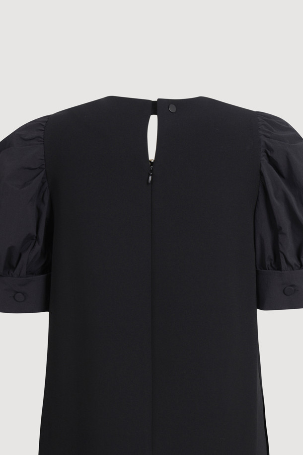 Puff Block 메탈 심볼 드레스 (다크 블랙)는 모던한 스타일의 여성 미니 원피스입니다. 다크 블랙 컬러의 무지 디자인으로, 사계절 내내 활용 가능합니다. 라운드넥 디자인에 배색 퍼프 소매가 특징이며, 메탈 심볼 디테일이 세련된 포인트를 더합니다. 뒷면 넥 라인 스냅 버튼과 지퍼 여밈으로 편안한 착용감을 선사하며, 양옆 포켓으로 실용성을 높였습니다. 데이트룩, 모임룩, 카페룩 등 다양한 TPO에 클래식, 미니멀, 시크한 스타일로 연출해보세요.
