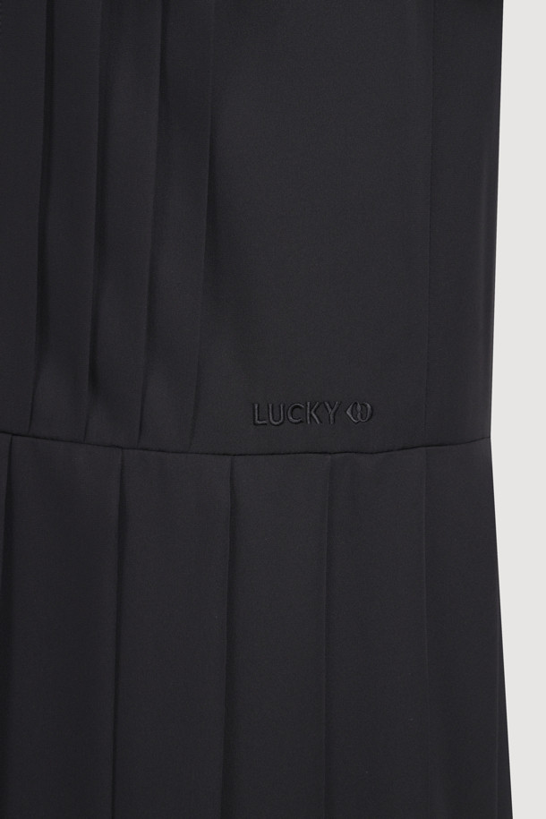 3 버튼 플리츠 드레스 (블랙)는 여성스러움을 강조하는 플리츠 디자인의 롱 기장 원피스입니다. 테일러드 칼라와 3버튼 여밈 디테일이 클래식하면서도 미니멀한 무드를 연출합니다. 뒷면 요크 디테일이 은은한 포인트를 더하며, 블랙 컬러로 어떤 자리에도 잘 어울리는 시크한 스타일을 완성합니다. 오피스룩, 모임룩, 데이트룩 등 다양한 TPO에 맞춰 활용할 수 있는 사계절 필수 아이템입니다. 일자핏으로 편안하면서도 세련된 실루엣을 선사합니다.
