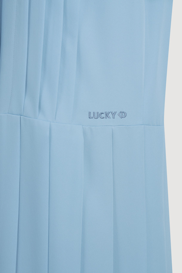 3 버튼 플리츠 드레스 (블루)는 클래식하고 미니멀한 스타일을 추구하는 여성 고객을 위한 플리츠 원피스입니다. 테일러드 네크라인과 3버튼 여밈, 요크 디테일이 특징이며, 일자핏의 롱 기장으로 디자인되었습니다. 봄, 여름 시즌에 어울리는 반소매 디자인이며, 데이트룩, 카페룩, 모임룩 등 다양한 TPO에 활용할 수 있습니다. 차분한 블루 컬러의 무지 원피스로, 세련된 분위기를 연출합니다.
