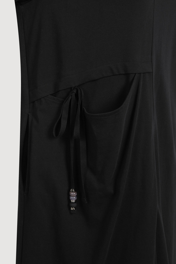 리본 롱 저지 반소매 원피스는 캐주얼한 스타일을 추구하는 여성분을 위한 아이템입니다. 부드러운 면 소재로 제작되어 봄, 여름 시즌에 편안하게 착용할 수 있습니다. 무지 블랙 컬러에 정면과 후면에 리본 디테일이 더해져 여성스러운 포인트를 줍니다. 레귤러핏으로 편안한 착용감을 선사하며, 사이드 포켓이 있어 실용성까지 갖추었습니다. 동네 마실룩, 데이트룩 등 다양한 TPO에 활용 가능하며, 미니멀, 클래식한 스타일을 연출하기 좋습니다.
